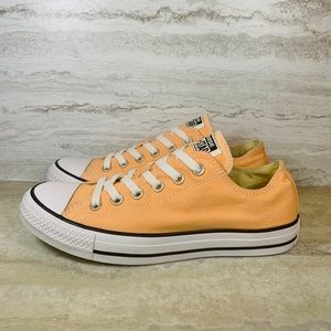 Women's All Star Converse  Low Top size 9